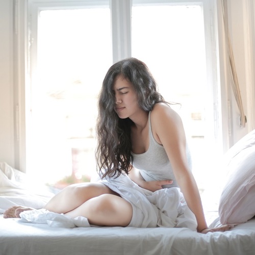 Verzuim door menstruatiepijn: zo kunt u het beperken