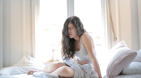 Verzuim door menstruatiepijn: zo kunt u het beperken