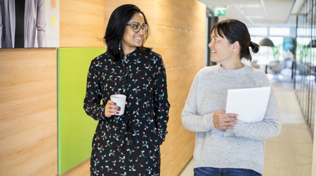 Madhu en Francis lopen in het kantoor van Sazas