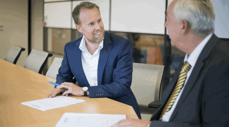 Eelco en Hans zitten aan bureau bij Sazas
