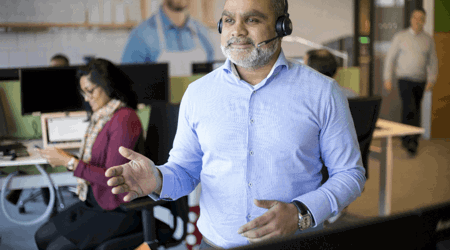 Rahamed in gesprek met een klant