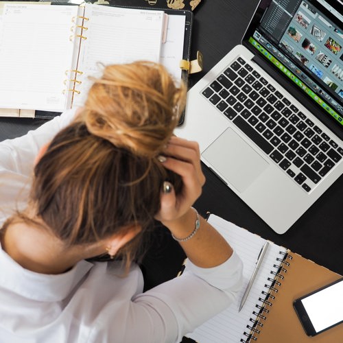 Vrouw doet zinloos werk op laptop
