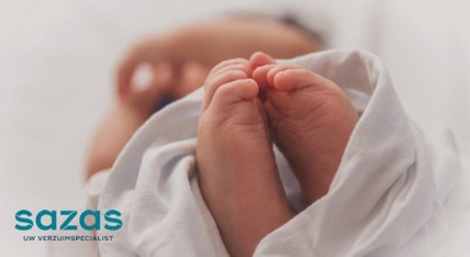 babyvoetjes in witte doek