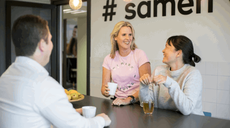 Medewerkers van Sazas zitten gezellig aan tafel