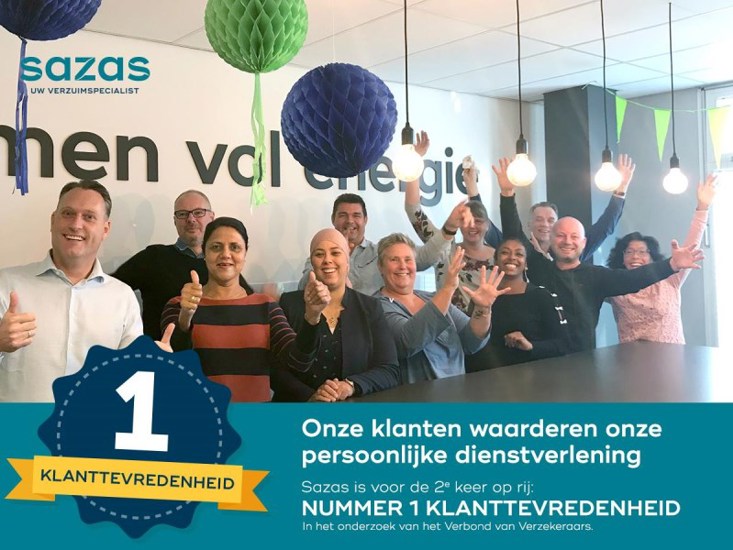 Sazas heeft de hoogste klanttevredenheid van alle verzekeraars. Dit wordt gevierd door het personeel met slingers en ballonnen.