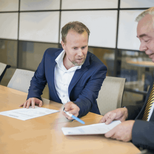 Hans en Eelco zitten aan vergadertafel
