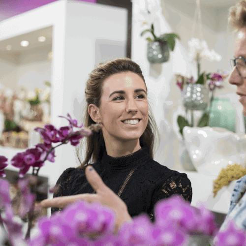 Vrouw staat in het zonlicht met gespreide armen