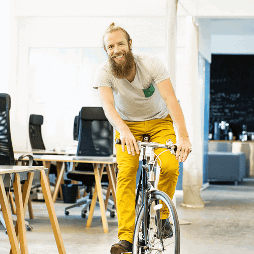 Man fietst naar werk