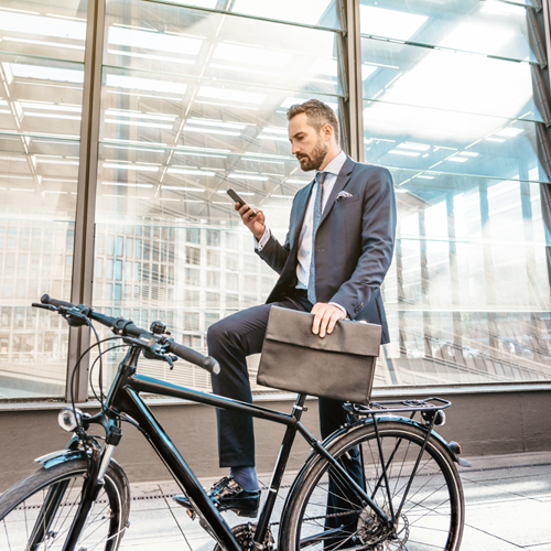 Man in pak op fiets