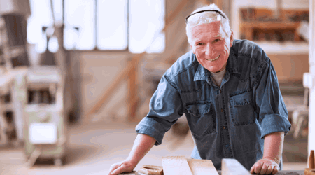 Oudere man aan het werk