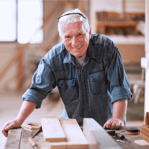 Oudere man aan het werk