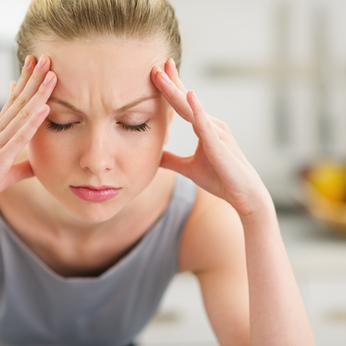 Vrouw-met-hoofdpijn-of-stress.png