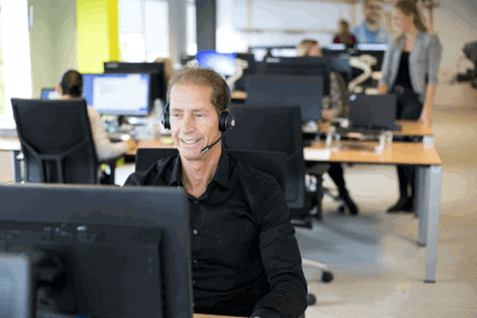 Mensen aan het werk op het kantoor van Sazas