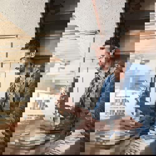 Man-kijkt-op-telefoon.jpg