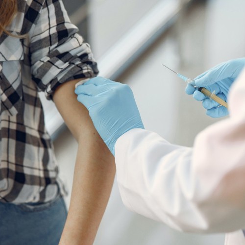 Medewerkers doorbetalen bij corona vaccinatie onder werktijd - zijn werkgevers dat verplicht?