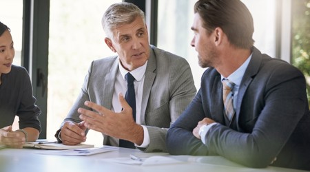 Serieus gesprek op kantoor tijdens een reorganisatie