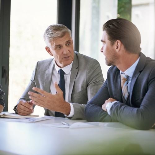 Serieus gesprek op kantoor tijdens een reorganisatie