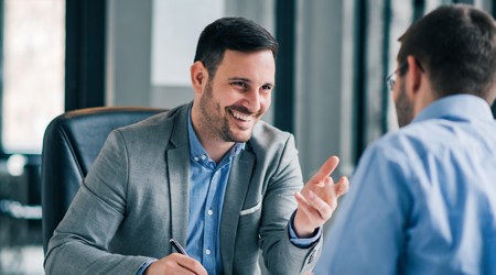 Personen in gesprek op het werk over vitaliteit