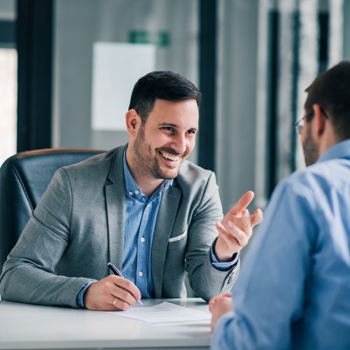 Personen in gesprek op het werk over vitaliteit