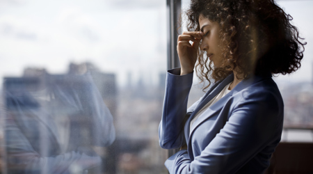 vrouw gestrest op kantoor