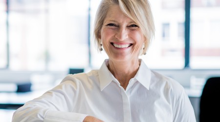 oudere medewerker op kantoor