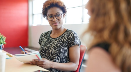 Vrouwelijke medewerkers in gesprek op kantoor