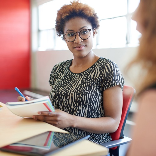Vrouwelijke medewerkers in gesprek op kantoor