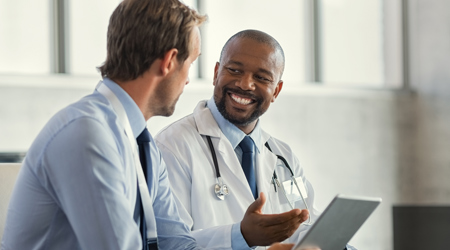 Bedrijfsarts in gesprek met een collega