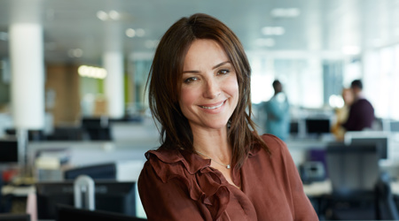 Vrouwelijke preventiemedewerker op kantoor