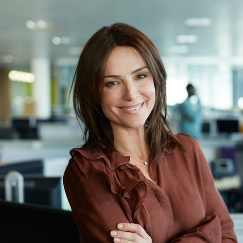 Vrouwelijke preventiemedewerker op kantoor