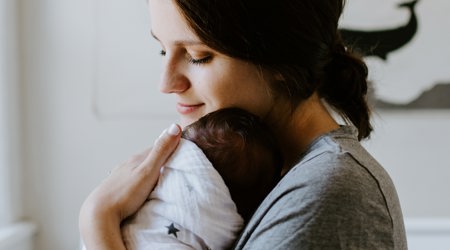 Vrouw met pasgeboren baby - geboorteverlof