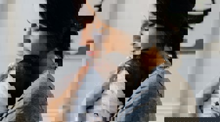 Vrouw met pasgeboren baby - geboorteverlof