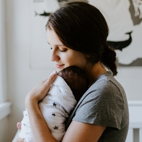 Vrouw met pasgeboren baby - geboorteverlof