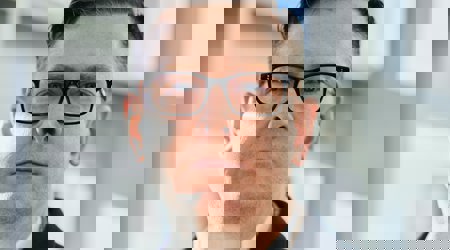 Zakelijke man in pak op kantoor