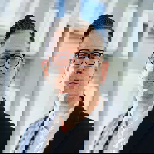 Zakelijke man in pak op kantoor