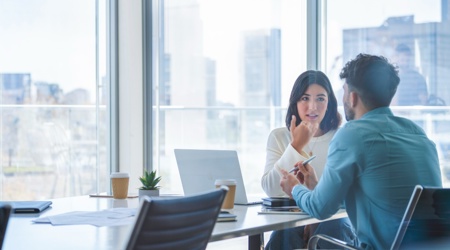 Achterstanden en ingewikkelde regels zorgen voor knelpunten bij UWV - Sazas