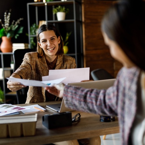 Collega Geeft Iets Aan Een Andere Collega
