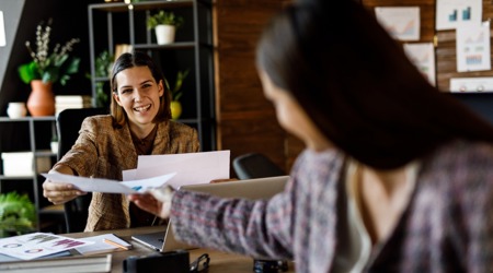 Collega Geeft Iets Aan Een Andere Collega